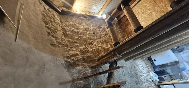 A parede de pedra acompanha a altura dos dois pisos.