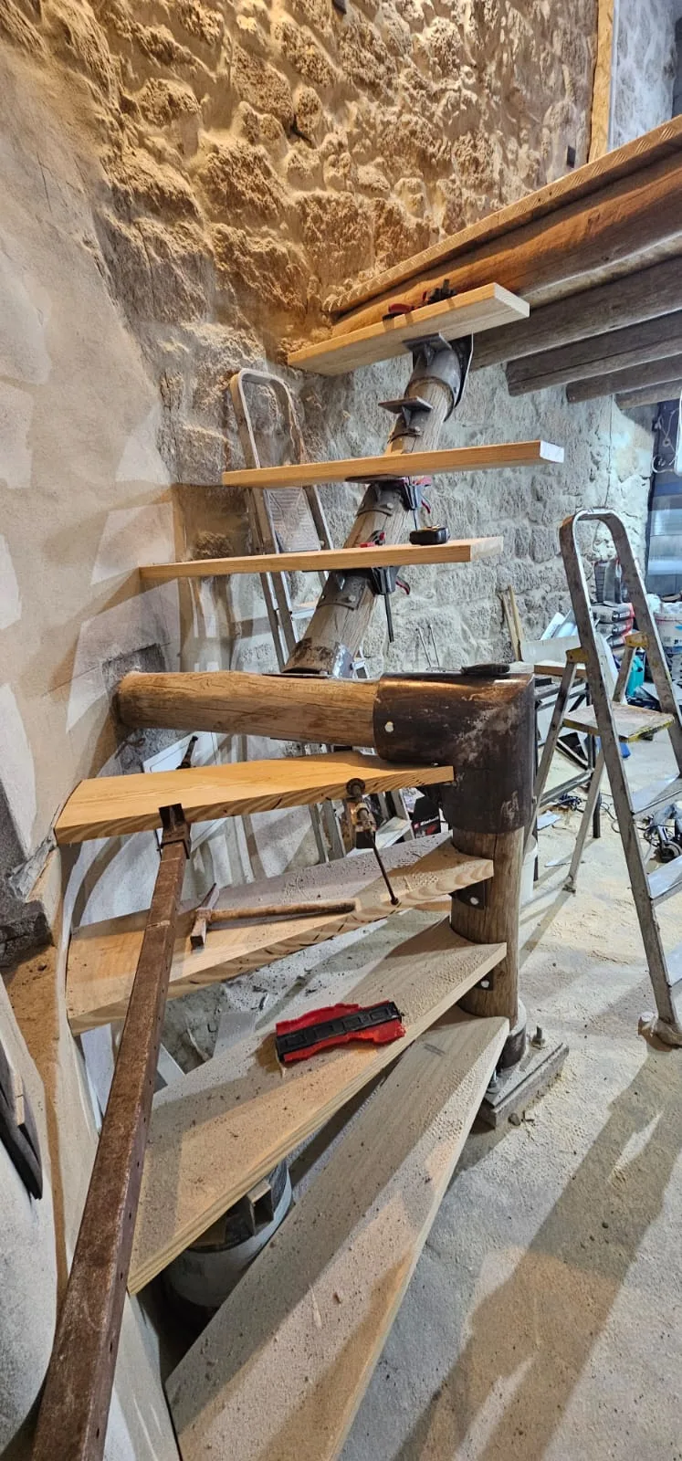 La escalera se montó paso a paso, entre madera y acero.
